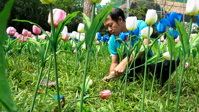 Vườn hoa trong sở thú Sài Gòn bị giẫm nát ngày đầu năm mới